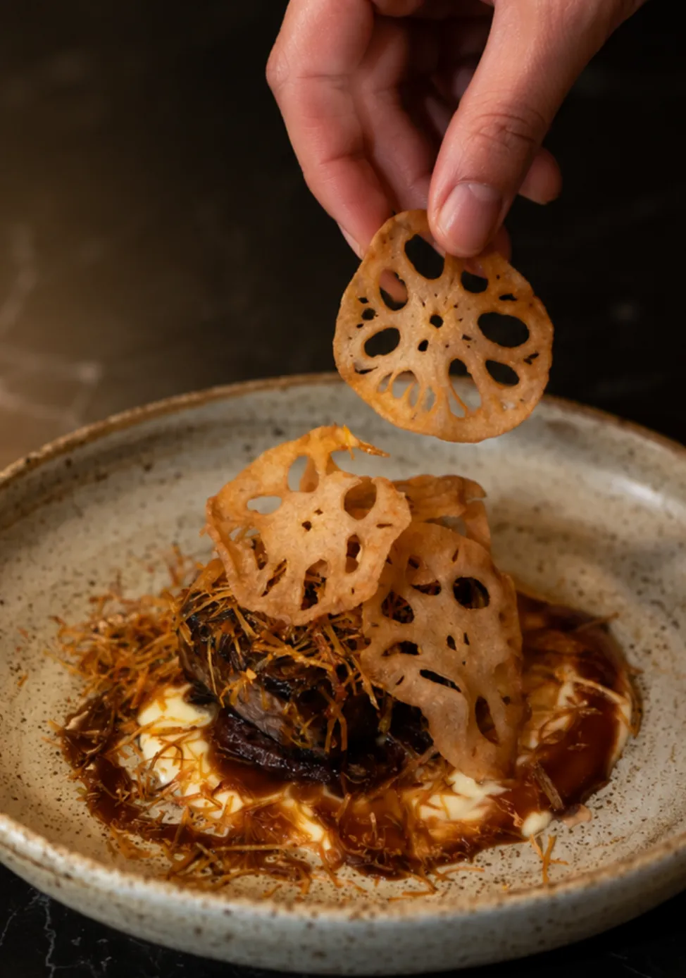 Plato de raíz de loto crujiente