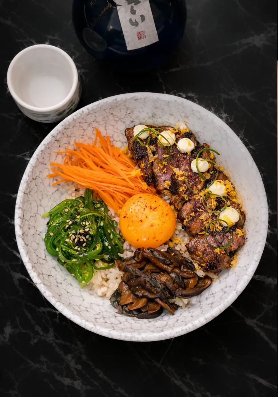 Bowl de arroz con yema, verduras y carne